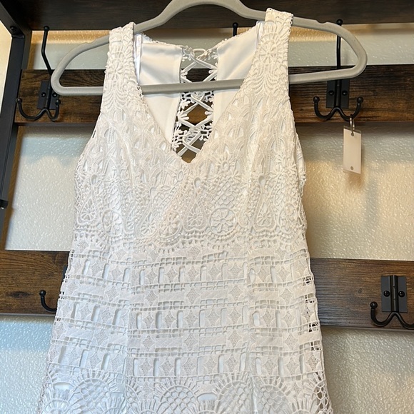 Womens White Crochet Lace V-neck Lace-up Sheath Dress - Picture 3 of 13